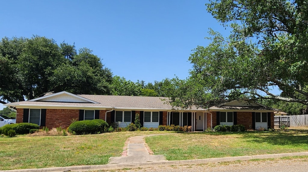 single story home featuring a front yard