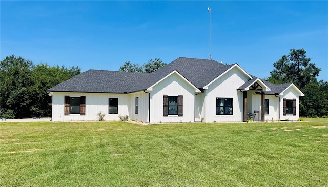 view of front of property featuring a front lawn