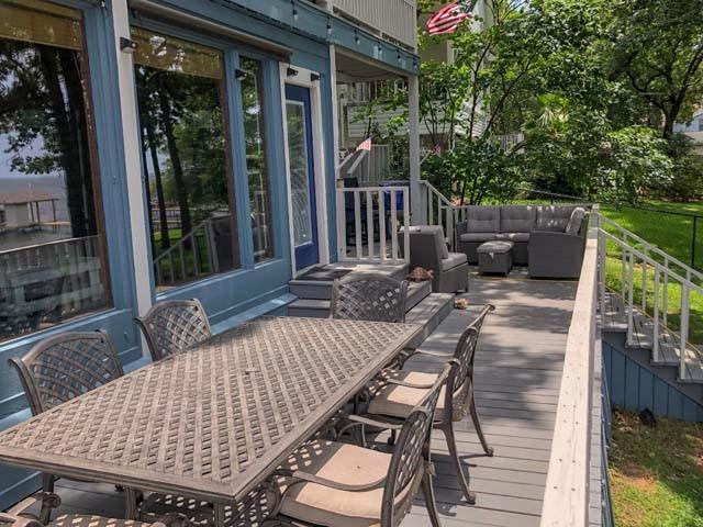 deck with an outdoor hangout area and outdoor dining area