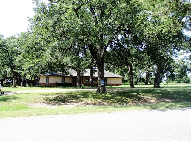 ranch-style house featuring a front lawn