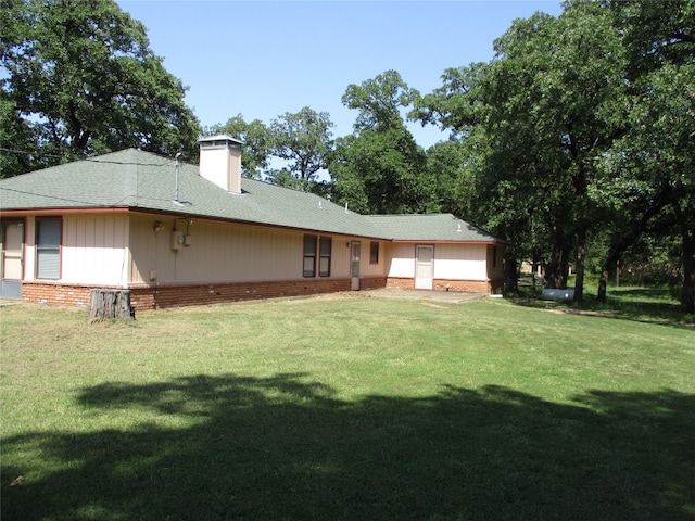 back of house featuring a lawn