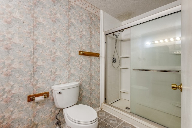 bathroom featuring walk in shower, a textured ceiling, and toilet