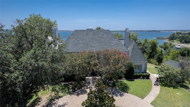 view of front of house featuring a water view and a front lawn