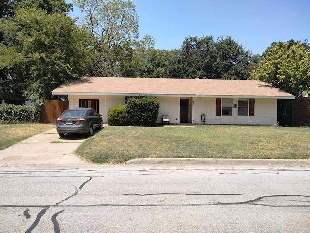 ranch-style home featuring a front lawn