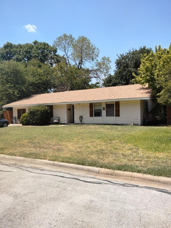 single story home featuring a front yard