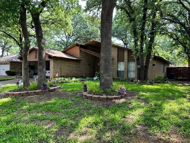 view of front of house featuring a front yard