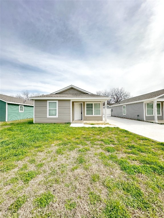 ranch-style home with a front yard