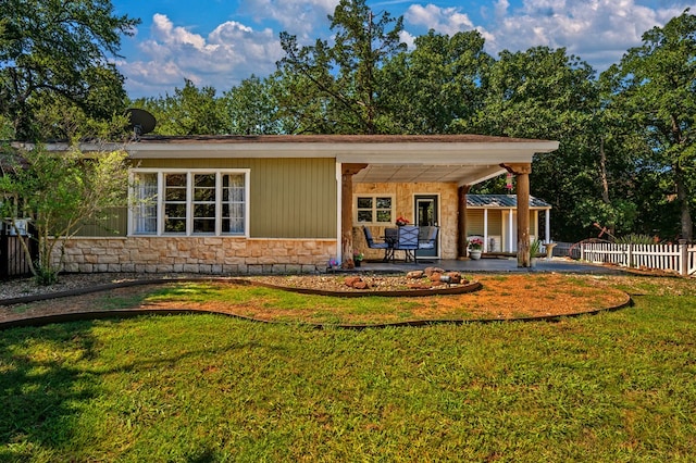 view of front of home featuring a front yard and a patio