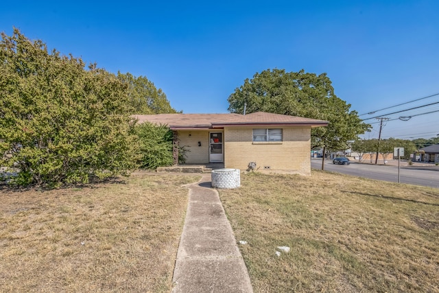 view of front of property featuring a front lawn