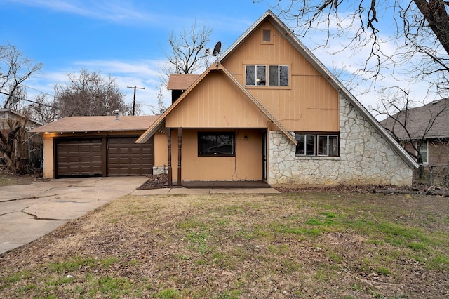 view of front facade featuring a garage