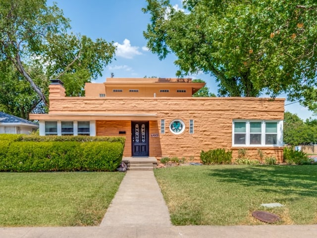 view of front facade with a front lawn