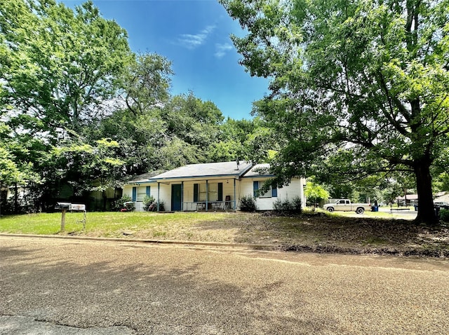 ranch-style home with a porch