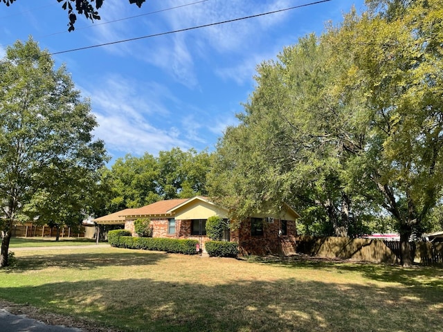 single story home with a front lawn