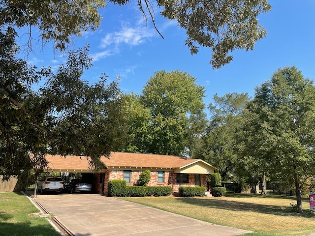 single story home with a front yard