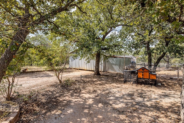 view of yard with an outbuilding