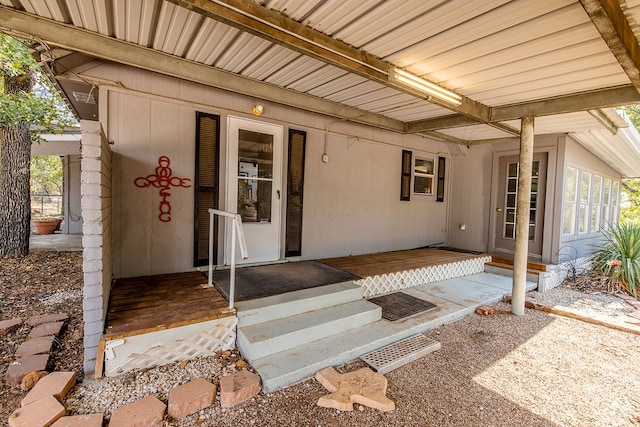 property entrance featuring a porch