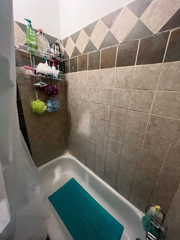 bathroom with tiled shower / bath combo