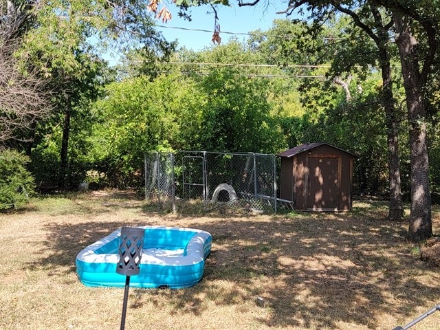 view of yard with a shed