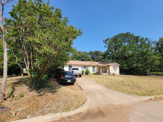 view of front of home featuring a front yard