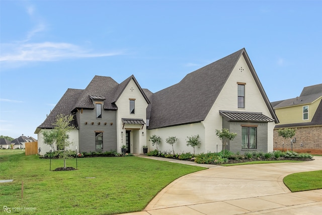 view of front facade with a front yard