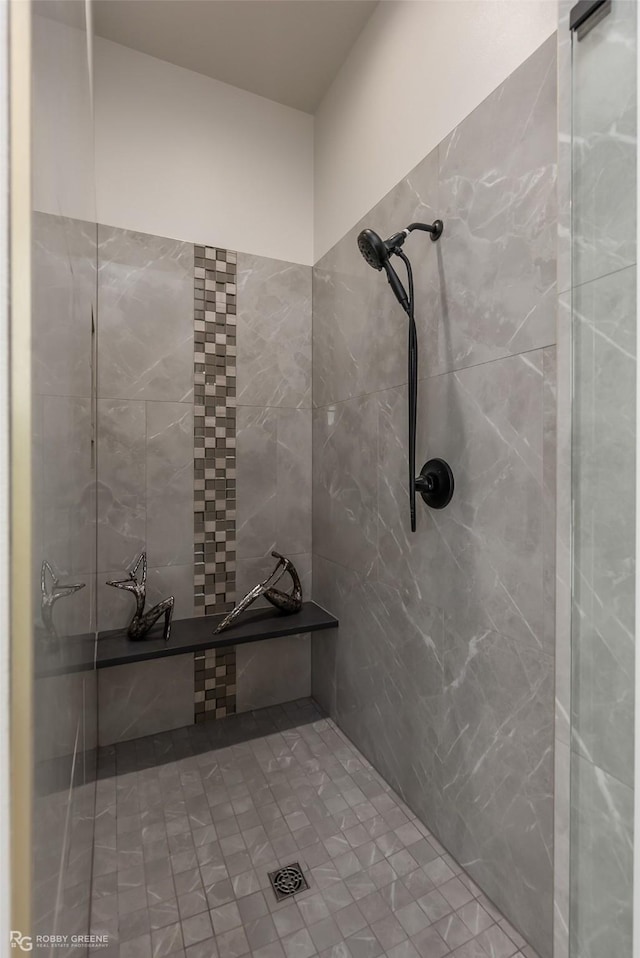 642 Caledonia Dr, Bossier City, LA 71111 - bathroom featuring tiled shower