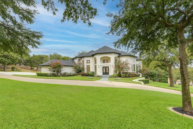 view of front of home featuring a front yard