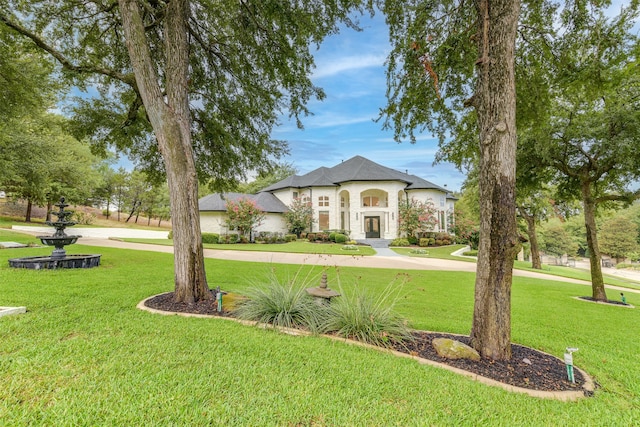 view of front facade featuring a front lawn