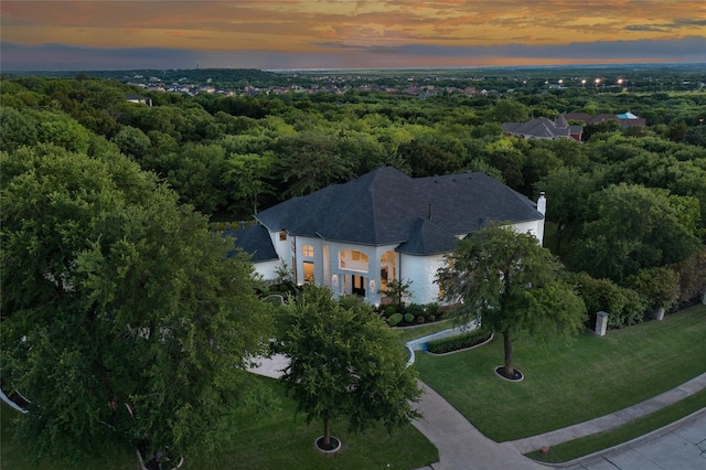 bird's eye view featuring a wooded view