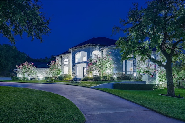 view of front of house featuring a yard