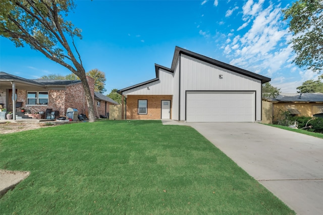 view of front of house featuring a front yard and a garage