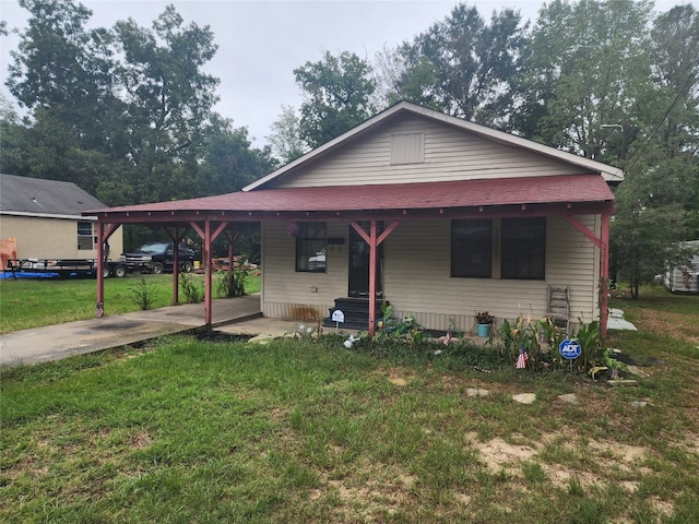 view of front of property with a porch, a carport, and a front yard