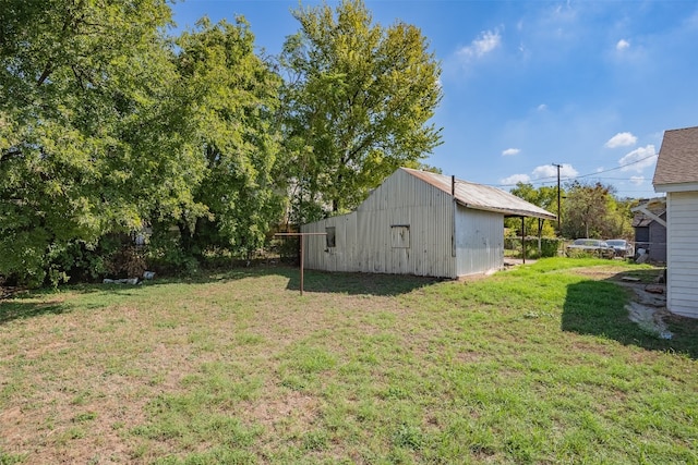 view of yard featuring an outdoor structure