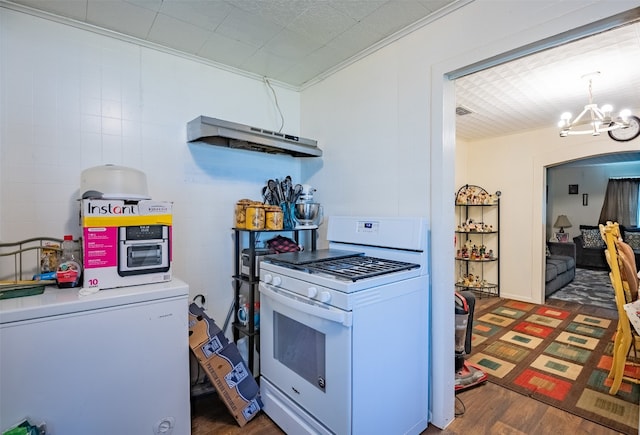 kitchen featuring tile walls, crown molding, dark hardwood / wood-style flooring, white range with gas cooktop, and a notable chandelier