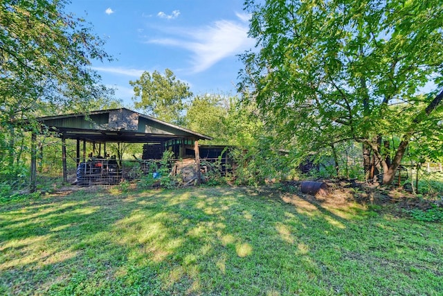 view of yard with an outdoor structure