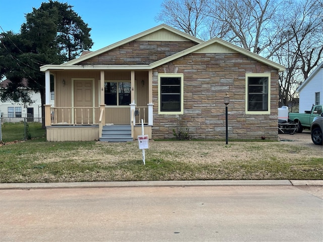 view of front facade featuring a porch and a front yard