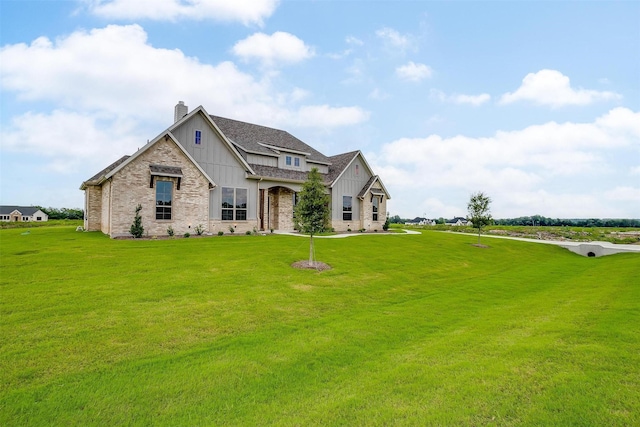 view of front of property featuring a front lawn