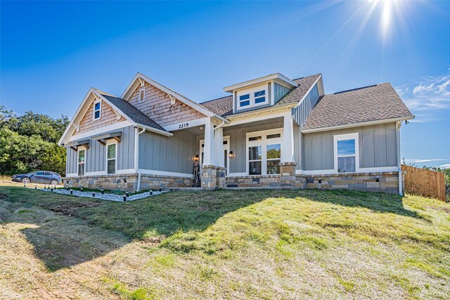 craftsman-style house featuring a front yard