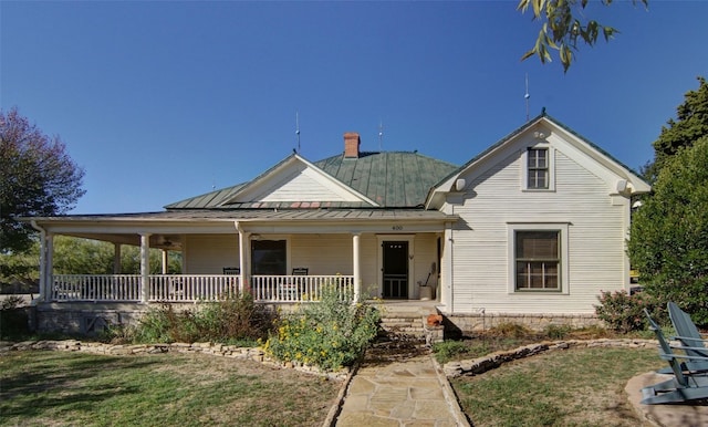 view of front facade featuring a porch and a front yard