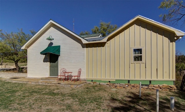 view of side of property featuring a lawn