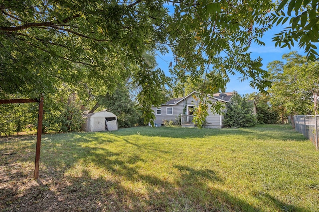 view of yard featuring a shed