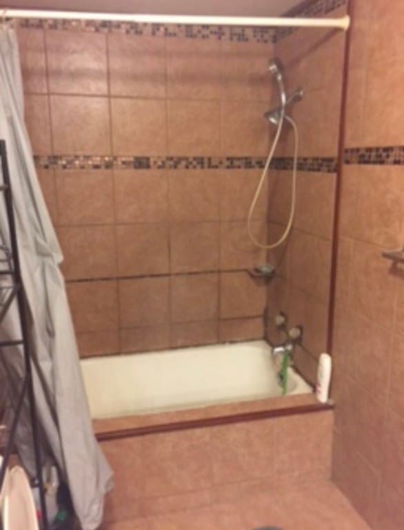 bathroom with shower / tub combo