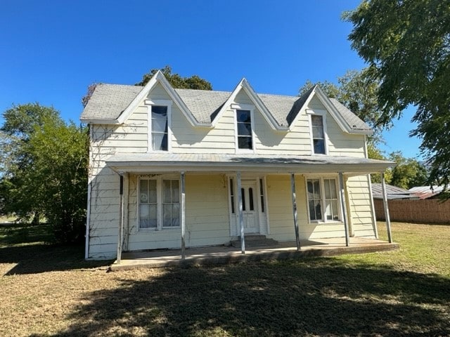 view of front facade featuring covered porch and a front lawn