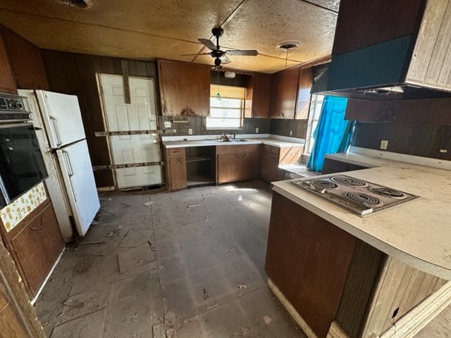 kitchen with sink, stainless steel gas cooktop, a textured ceiling, ceiling fan, and white fridge