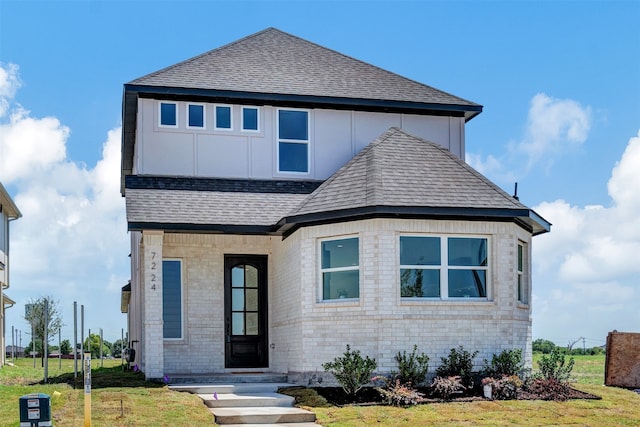 view of front of property with a front yard