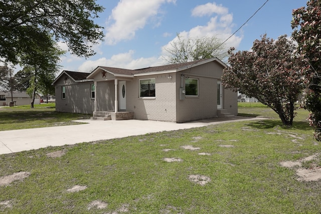 view of front of property with a front yard