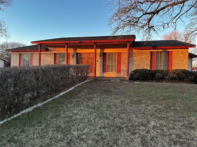 view of front facade featuring a front yard