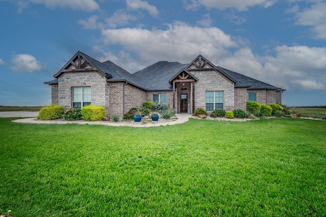 craftsman-style home featuring a front yard