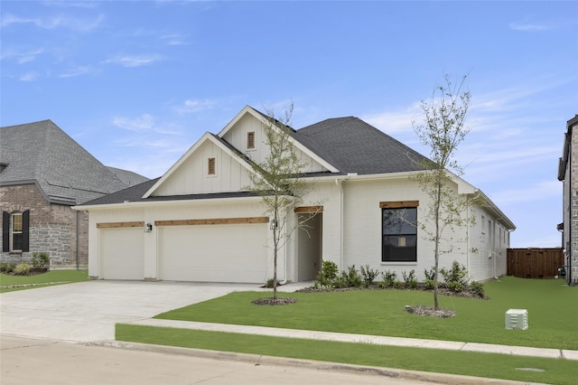 view of front facade featuring a front lawn