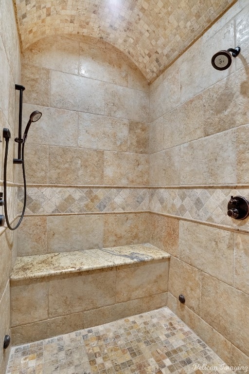 bathroom featuring a tile shower