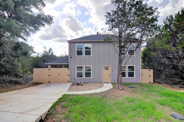 view of front of house featuring a front yard